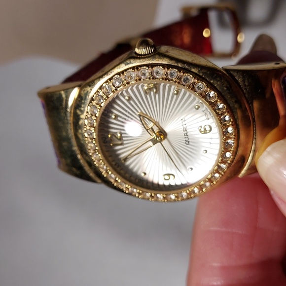 Avon Two Color Red Purple Band Red Hat Ladies Watch Reversible Color Band - Picture 5 of 10